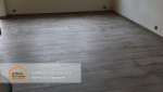 L'espace rénové présente un intérieur moderne et lumineux. Une verrière industrielle a été installée pour ouvrir l'espace tout en laissant passer la lumière. 