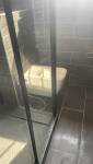 WC suspendu dans une salle de bain rénovée