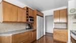 Façades bois côté cuisine en U avec revêtement de sol stratifié bois assorti teinte façades - Châteaulin (29150)