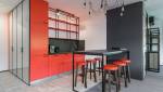 Une cuisine en rouge et noir