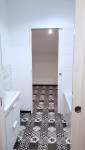 porte à galandage dans une salle de bain circulante