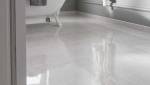 Salle de bain avec carrelage gris effet brillant