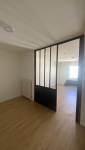 Bureau d'un appartement avec verrière (porte ouverte) à ALÉS 30100