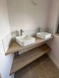 Meuble avec  vasques posées sur plan dans une salle de bain rénovée - Nantes 44000