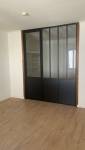 Salon d'un appartement avec verrière (porte fermée) à ALÉS 30100