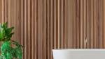 Revêtement mural salle de bain décor bois
