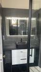Vasque design dans une salle de bain rénovée