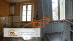 Comparaison avant-après de la rénovation, montrant la transformation complète d’une cuisine vétuste en un espace moderne et accueillant.