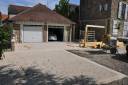 Rénovation extérieure avec pose d'un dallage en béton désactivé et bordure pavée - Sénart 77127