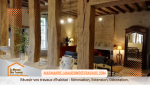 Les poutres en bois restaurées apportent un cachet authentique à cette maison modernisée, tout en respectant son caractère d'origine.