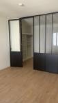 Salon d'un appartement avec verrière (porte ouverte) à ALÉS 30100
