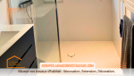 Un meuble moderne et pratique a été choisi pour optimiser l'espace. La finition en noir mat apporte une touche de sophistication, tandis que l'armoire murale, parfaitement intégrée, offre un espace de rangement suffisant sans encombrer la pièce.