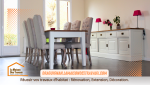 La salle à manger lumineuse accueille une grande table en bois massif, entourée de chaises confortables, parfaite pour des repas conviviaux en famille.