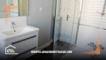 Rénovation complète de la salle de bain avec carrelage imitation bois