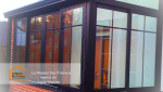 La base en briques est montée pour assurer une intégration parfaite avec la maison, tandis que la structure en aluminium prend forme.  