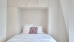 Meuble pont au dessus du lit dans la chambre à coucher