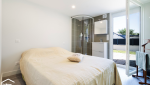 Chambre avec douche et meuble vasque 