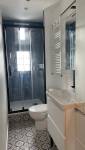 Salle de bain en longueur rénovée