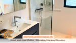 Un meuble moderne et pratique a été choisi pour optimiser l'espace. La finition en noir mat apporte une touche de sophistication, tandis que l'armoire murale, parfaitement intégrée, offre un espace de rangement suffisant sans encombrer la pièce.