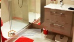 Une douche moderne avec un receveur plat, offrant un accès facile et sécurisé.