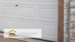 Le garage après rénovation, avec sa nouvelle porte sectionnelle en aluminium motorisée, alliant sécurité et modernité.