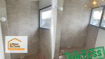 🛁 La salle de bain, par exemple, a été métamorphosée grâce à des carreaux aux nuances naturelles, imitant la pierre et ajoutant une texture douce et apaisante. 