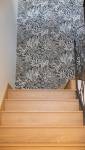 Escalier en chêne et papier peint