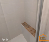 Assise dans une douche