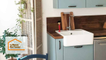 Rénovation de cuisine à Agen : Cuisine moderne avec façades bleu pastel, plan de travail en bois et évier farmhouse. Un projet signé La Maison Des Travaux Agen.