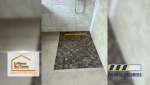 Receveur de douche carrelé – Gros plan sur la zone de douche avec son carrelage en mosaïque brun, apportant un design élégant et une adhérence renforcée.