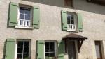 maison avec volets verts en aluminium