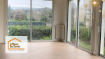 Une vue imprenable sur l’extérieur depuis le salon, qui laisse entrer la nature dans la maison pour une ambiance apaisante.
