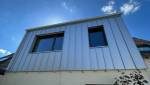 Surélévation de maison en ossature bois et bardage zinc clair à joint debout à Nantes (44)