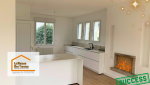 Vue générale de la cuisine moderne, avec son îlot central en marbre et ses lignes épurées pour un espace lumineux et fonctionnel.