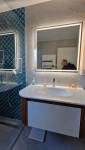 Salle de bain vue depuis l'espace vasque