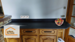 Rénovation intérieure à Pardaillan : Plan de travail sur mesure avec finitions soignées, alliant modernité et charme authentique.