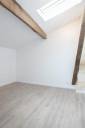 Chambre sous les combles avec poutres apparentes