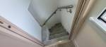 Haut de l'escalier et porte à galandage