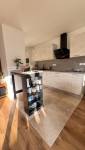 Cuisine moderne ouverte appartement La Maison Des Travaux Alès