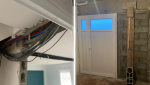 Les réseaux électriques et de plomberie en cours d’installation sous l’escalier, illustrant la complexité du chantier et la nécessité d’une coordination rigoureuse.