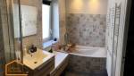 Salle de bain avec baignoire 