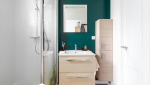 salle de bain vert de face avec lavabo en bois clair
