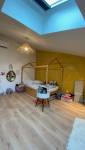 Chambre sous combles et fenêtres de toit