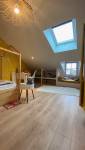 Chambre sous combles avec espace rangement
