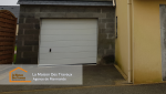 Finitions modernes : Pour allier praticité et confort, une porte de garage sectionnelle motorisée a été installée, offrant une ouverture fluide et sécurisée.