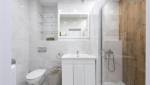 Salle d'eau monochrome avec une touche de bois - Le Chesnay