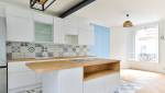Rénovation d'une cuisine avec ilot central et azulejos