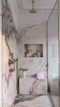 Marbre blanc et doré espace douche