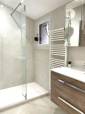 une salle de bain moderne et lumineuse 