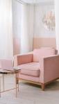 Un fauteuil rose pastel pour apporter douceur tout en restant clair - Montfort L'Amaury